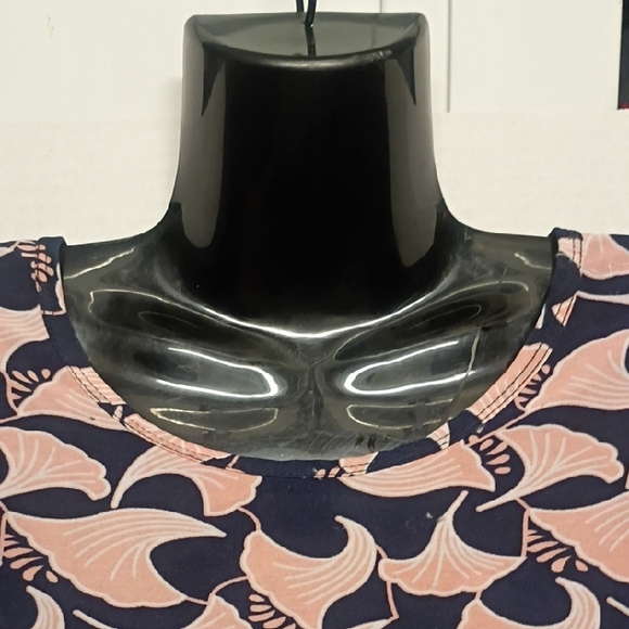 Elegant Women's Short Sleeve Top in Pink and Blue - Picture 5 of 14